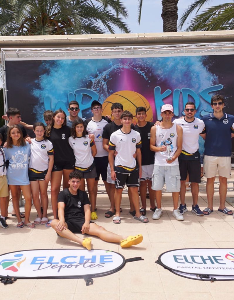 WPTourESD's tweet photo. Deportividad y 𝐛𝐮𝐞𝐧 𝐫𝐨𝐥𝐥𝐨 siempre 🤙🏻🥰🤙🏻

El Premio Fair Play "Enrique Barba" tiene para la familia del WPKT una connotación especial como homenaje a un amante del waterpolo ejemplo de entrega y total pasión 

En Elche, fue para Waterpolo Albacete 🖤

#WPKidsTour26 https://t.co/pZsUgLZXT4