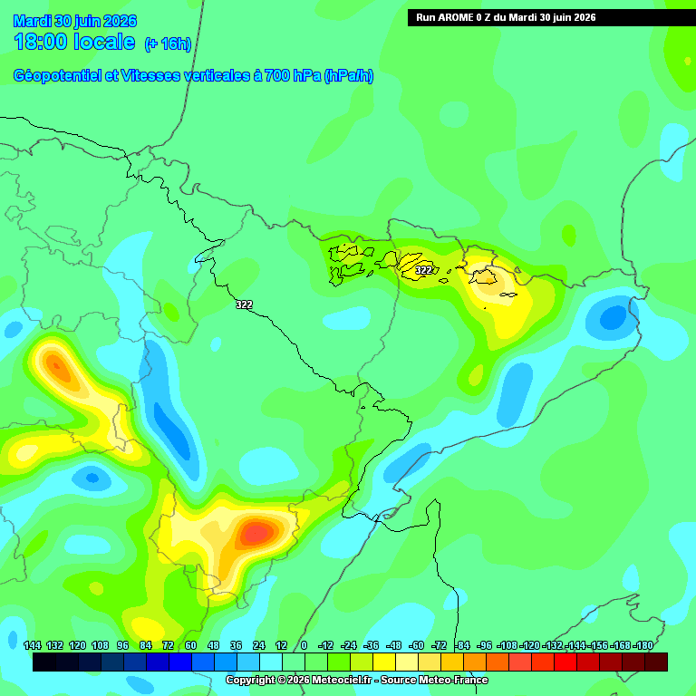 alexmegapc's tweet photo. Bon dia!!! Després d'una altra nit de maldormir sobretot a la costa, avui continuàrem amb calor tot i que sense els valors extrems de fa uns dies, però la xafogor serà molt present a la costa amb una sensació de #localoretfaller enganxós i gens agradable. Aquesta tarda esperem tempestes que poden anar acompanyades de calamarsa o pedra, sobretot Pirineu Oriental i cap al NE de CAT, especialment Ripollès, Nord d'Osona, Garrotxa i la Selva, però en aquestes situacions no podem descartar patacs inconnexos. Dimecres la calor baixarà una pistonada, amb tempestes de nou al Pirineu i punts del NE. #meteo