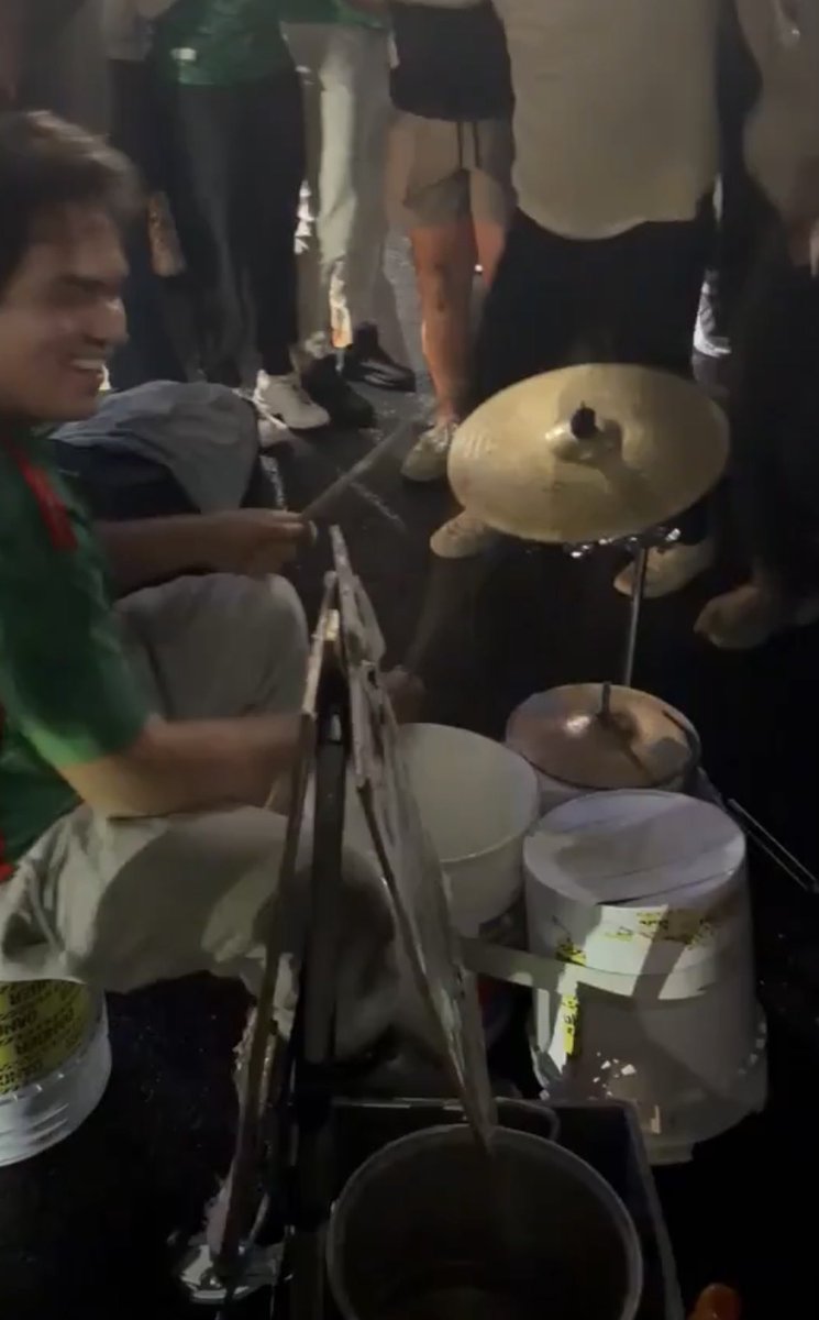 Indie5051's tweet photo. Los mexicanos haciendo una fiesta afuera del hotel de Ecuador para que no duerman https://t.co/Cqyb2wWZmW