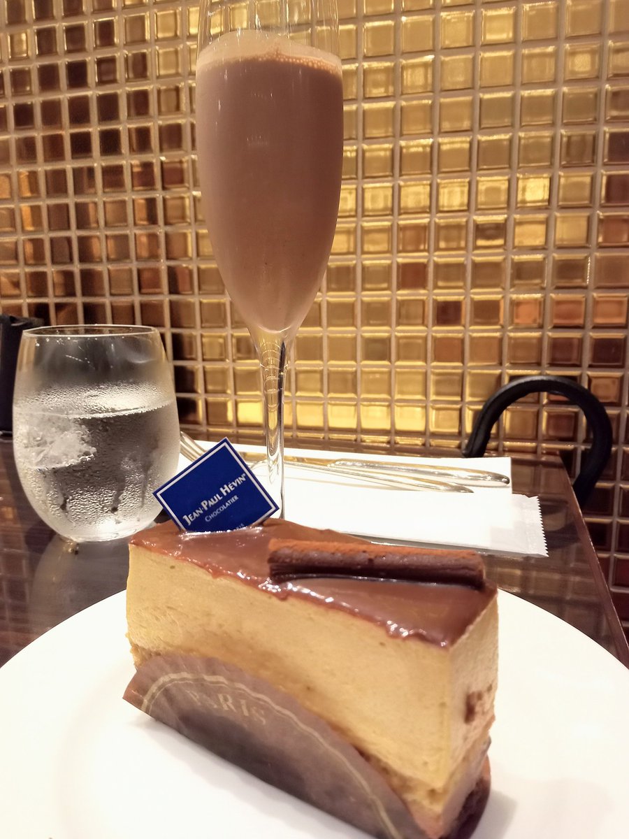 All_About_Tea22's tweet photo. ジャン=ポール・エヴァンのドリンク、初めていただきました🍫🫶
疲れた身体に沁みたー

イートインはずっと気になりつつ利用するタイミングが無かったのですが、ちょうど席も空いており、一休みしました😊

コーヒーが香るケーキも美味しかったです。

#東京ミッドタウン #六本木 https://t.co/kfoXo44vgO