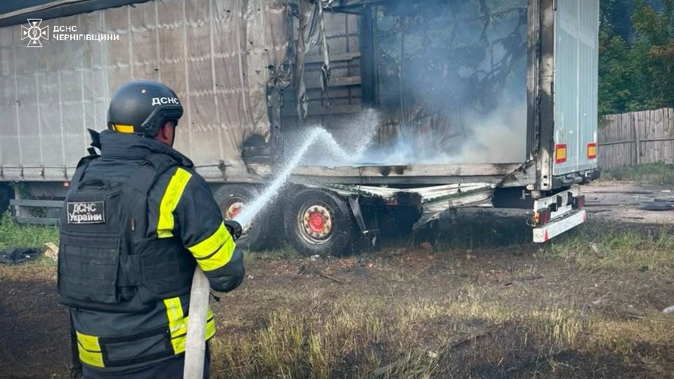 SESU_UA's tweet photo. #Чернігівщина: внаслідок удару БпЛА рф травмовані 67-річний чоловік та 84-річна жінка. Через влучання ворожого дрона у Чернігівському районі загорівся причіп вантажного автомобіля. У Новгород-Сіверському районі на місці влучання горіла суха трава. https://t.co/8ERElA1V7y
