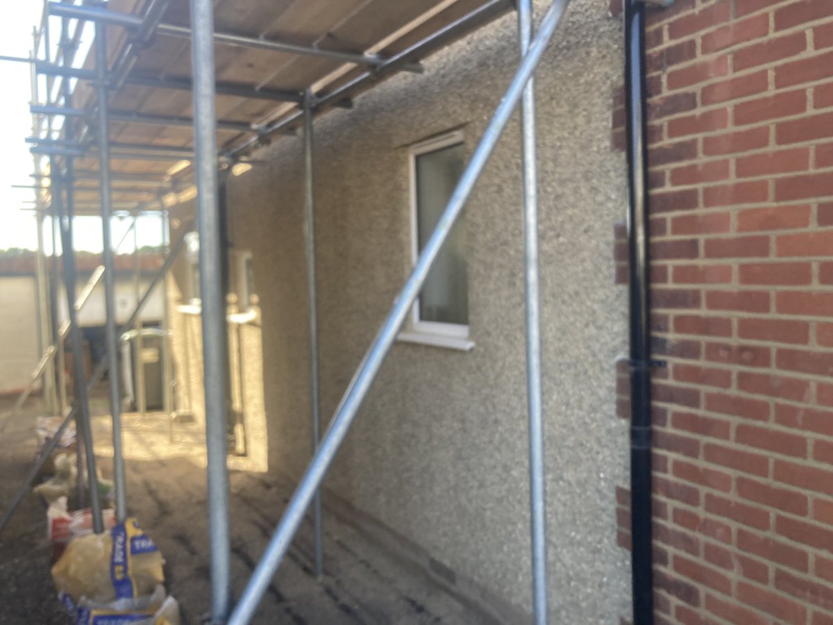 PegasusPlaster's tweet photo. Removed original pebble dashing and replaced with a 10mm shingle finish #pebbledash #enfield #en1 https://t.co/CnkgRNJqbI