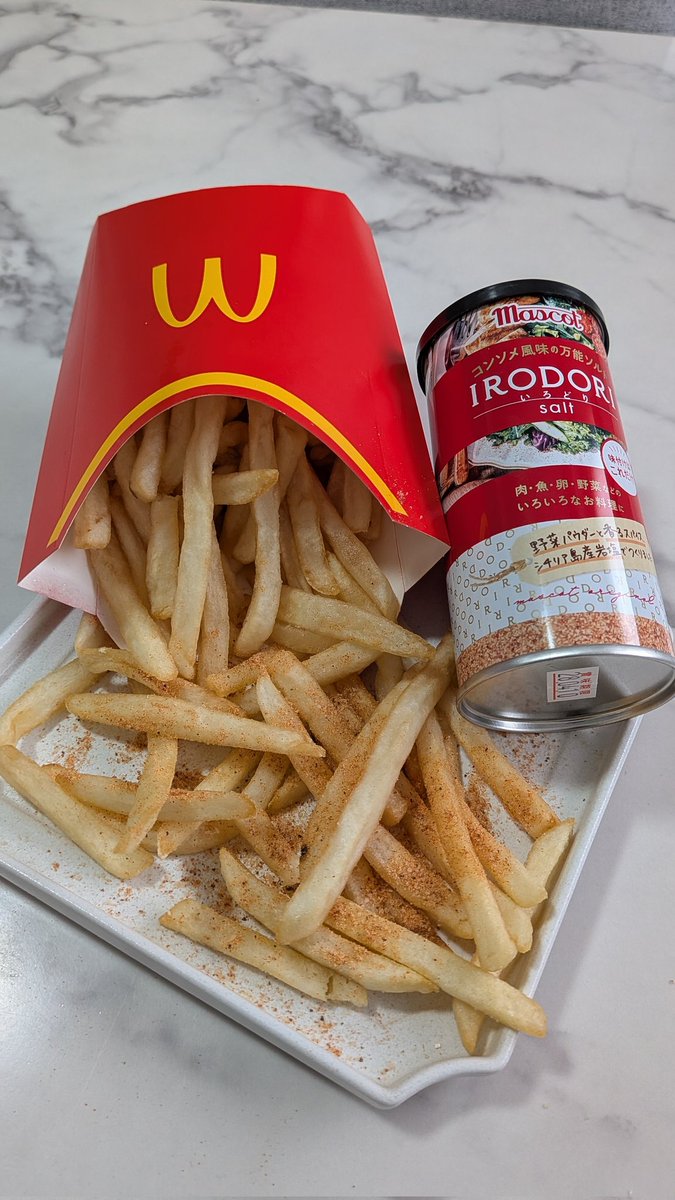 uryo1112's tweet photo. 【速報】
カルディさん、ポテトにかけると昔懐かしファミマのサラダエレガンス味になる神調味料を販売する https://t.co/Q1IORhctbT