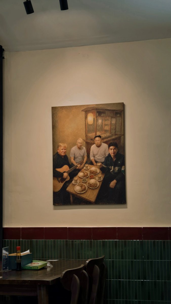 azlfadli's tweet photo. Nelen ayam sambil diliatin Putin, Trump dan Kim Jong Unch si jujur agar seret.... https://t.co/BxUKt4OoTG