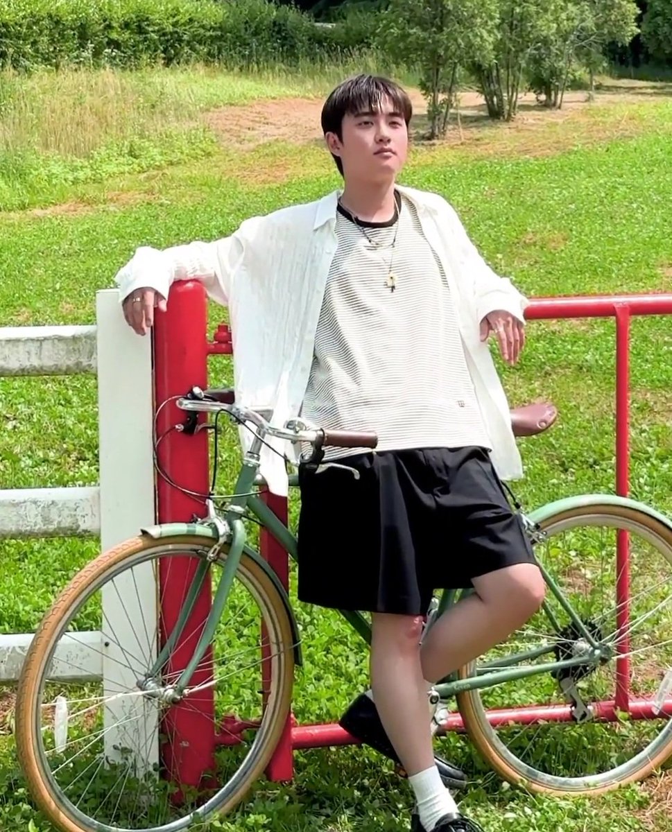 do_dyasoo's tweet photo. kyungsoo with his light tosca bicycle

then                                               now https://t.co/uWCCCacKIp