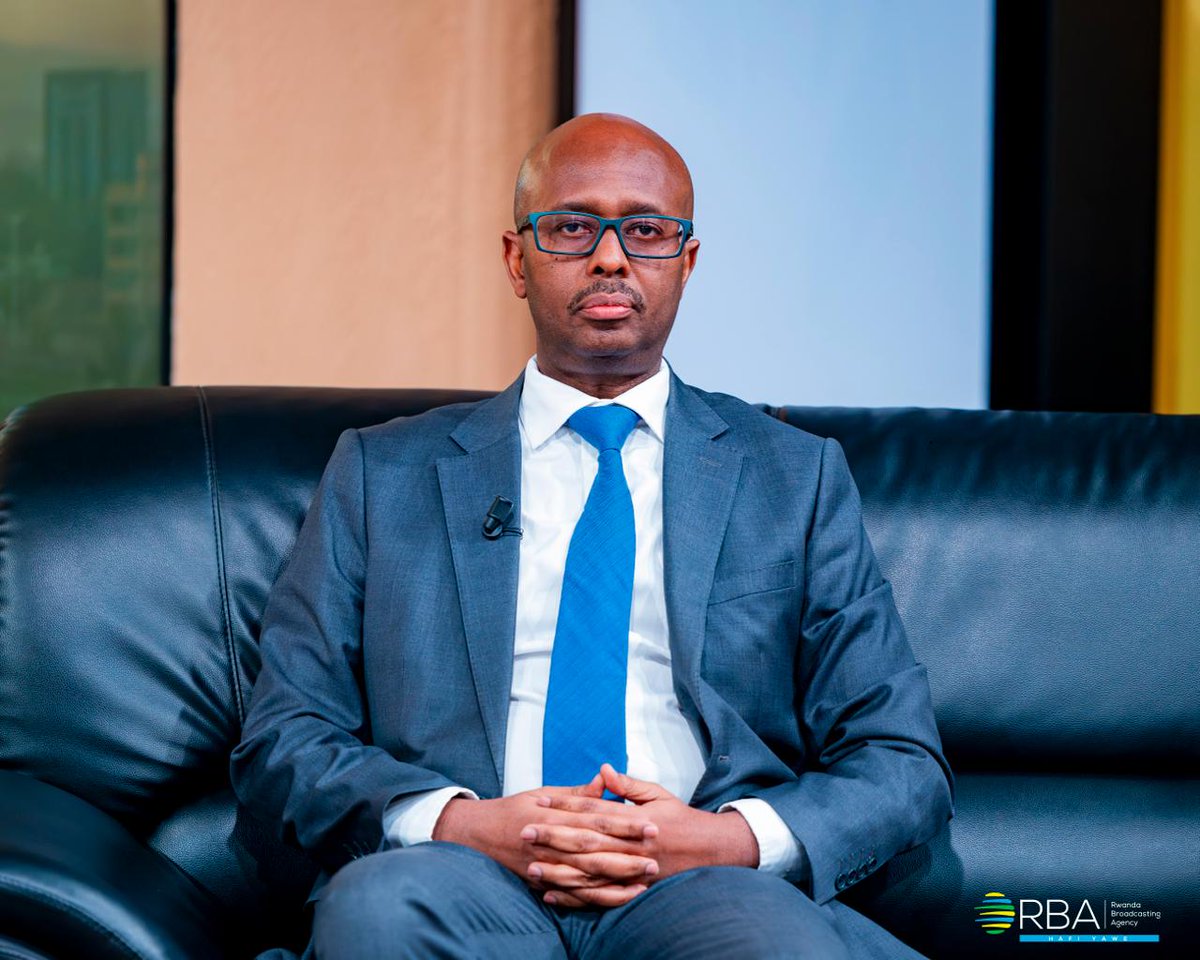 rbarwanda's tweet photo. 📸AMAFOTO📸

Minisitiri w’Imari n’Igenamigambi, Yusuf Murangwa n’Umushoramari Denis Karera ni abatumirwa wacu mu kiganiro #WaramutseRwanda cyo kuri uyu wa Kabiri, kigaruka ku rugendo rwo kwiyubaka k’u Rwanda mu rwego rw’ubukungu mu myaka 32 ishize.

Muri iki Cyumweru u Rwanda ruzizihiza ku nshuro ya 32, Umunsi wo Kwibohora. 

Minisitiri Murangwa yavuze ko kuva nyuma ya Jenoside yakorewe Abatutsi, ubukungu bw’u Rwanda bumaze kwikuba inshuro 10 kuko bwavuye kuri miliyari 1,4 z’amadolari mu 1994/1995 bukaba bugeze kuri miliyari 14$, aho buri mwaka buzamuka nibura 8%. #RBAAmakuru #WaramutseRwanda