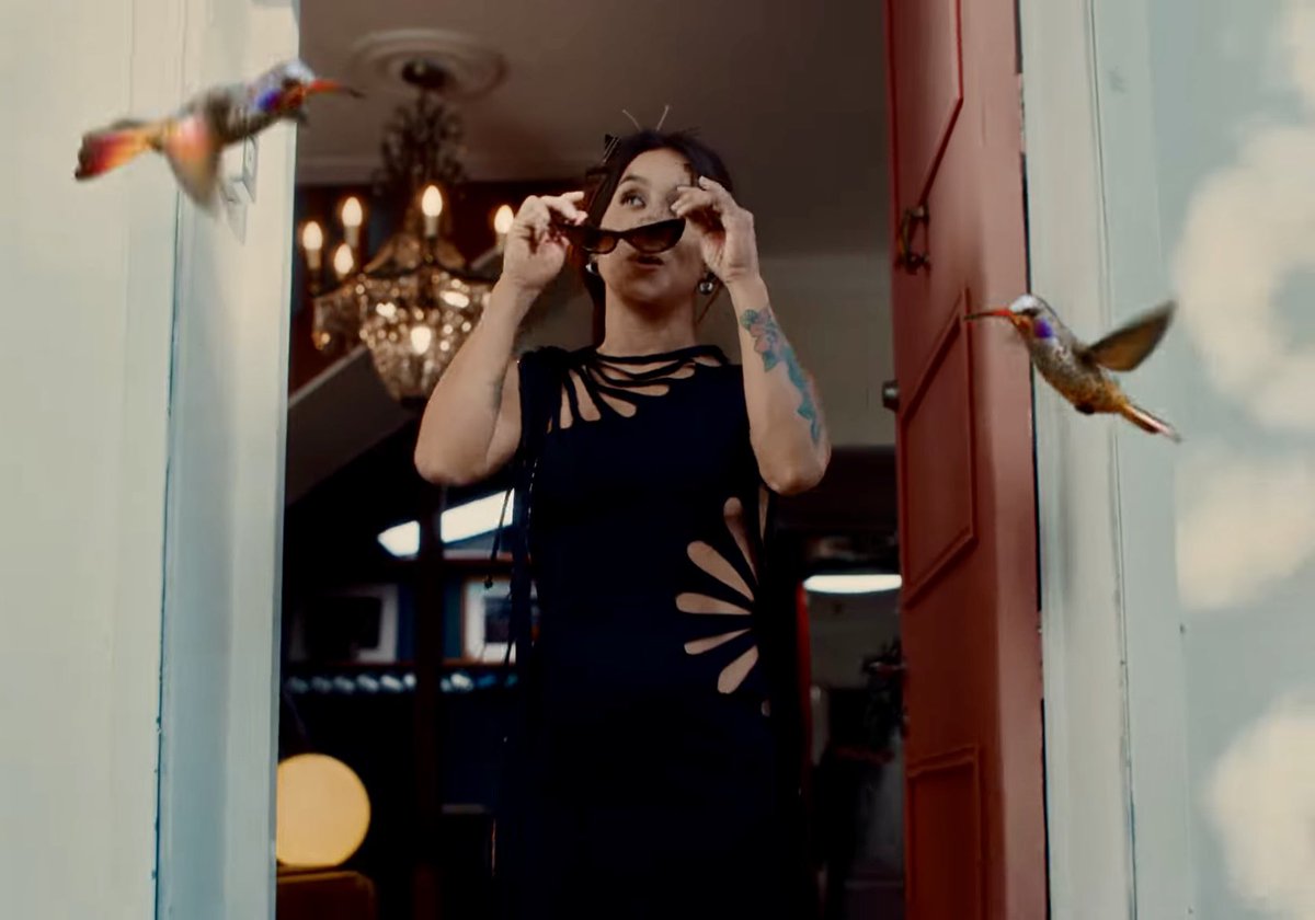 PopLoop_'s tweet photo. Denise Rosenthal se sincera en “Tityus”, su nueva canción donde nos da un vistazo más cercano a su vida personal.

➡️ https://t.co/hay4dGMtS8 https://t.co/QySMnuZL0N