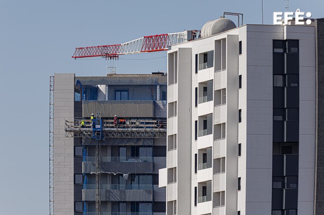EFEnoticias's tweet photo. La compraventa de viviendas acentúa su caída en abril hasta anotarse un descenso del 10,2 % interanual.

El precio de la vivienda incrementa su subida hasta el 9,4 % al superar los 2.000 euros/m2, según el Consejo General del Notariado.

https://t.co/9rTU6jKFdO https://t.co/nBx3nUrqgp