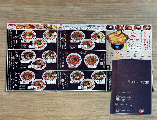 menubook_t's tweet photo. ＼7月11日は #ラーメンの日 🍜／
ということで本日は...
美味しそうなラーメンのメニュー表をご紹介！

すべてパウチ加工が施されているメニューで
スープが跳ねても、すっと拭き取れて綺麗なメニューをキープできるのが特徴◎

今日のランチはラーメンで決まりですね🤤

#メニュー  #飯テロ https://t.co/J8ilrzMy04