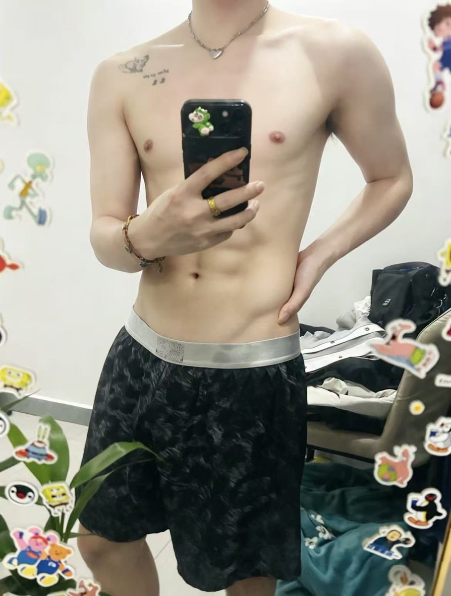 z20019825's tweet photo. 喜怎么样的！脱光还是一点😘 https://t.co/MjXJJVq8gw