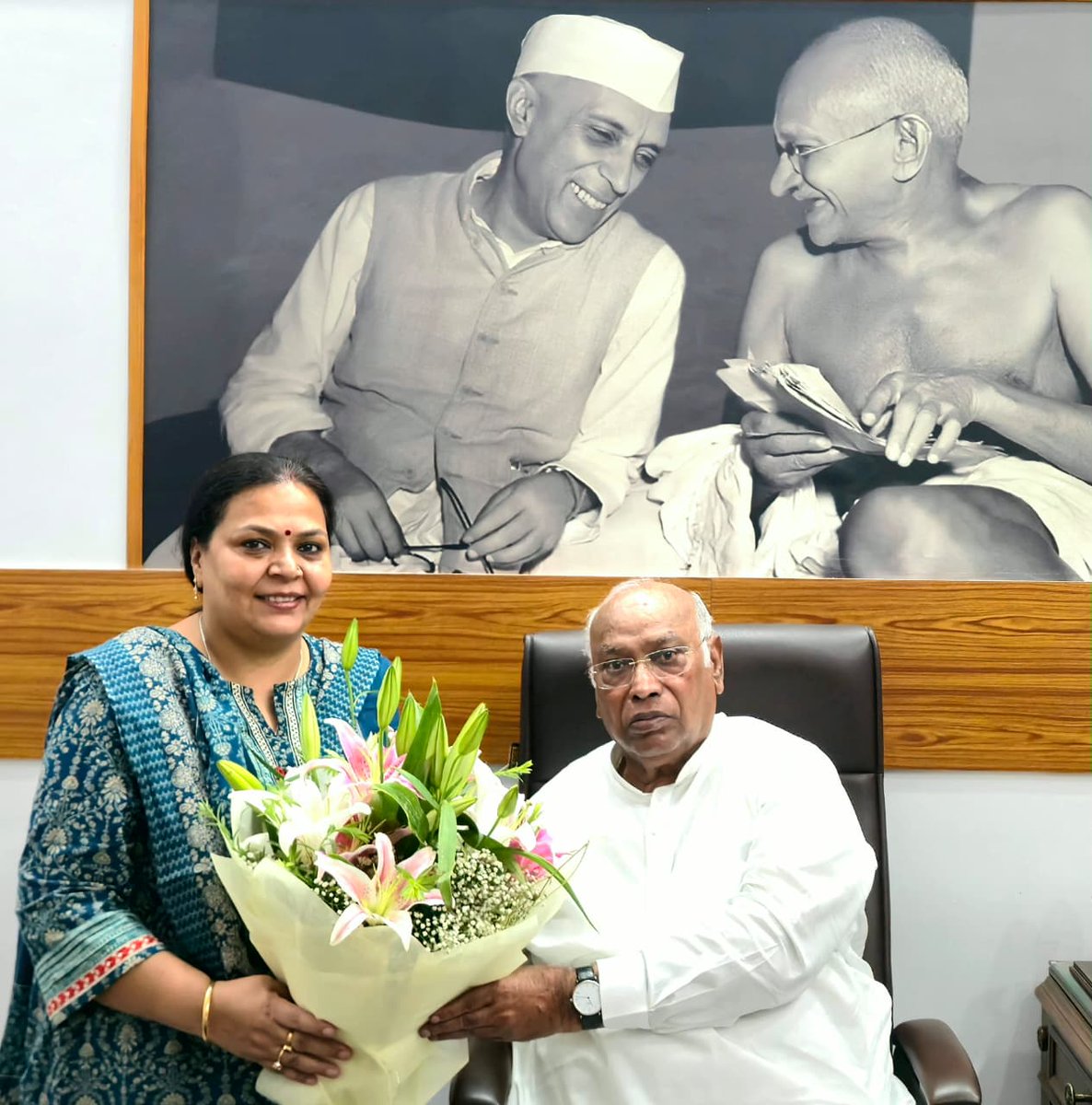 INCIndia's tweet photo. कांग्रेस अध्यक्ष श्री @kharge से झारखंड सरकार में मंत्री @DipikaPS जी ने मुलाकात की। 

📍 दिल्ली https://t.co/MQIIt6XQoD