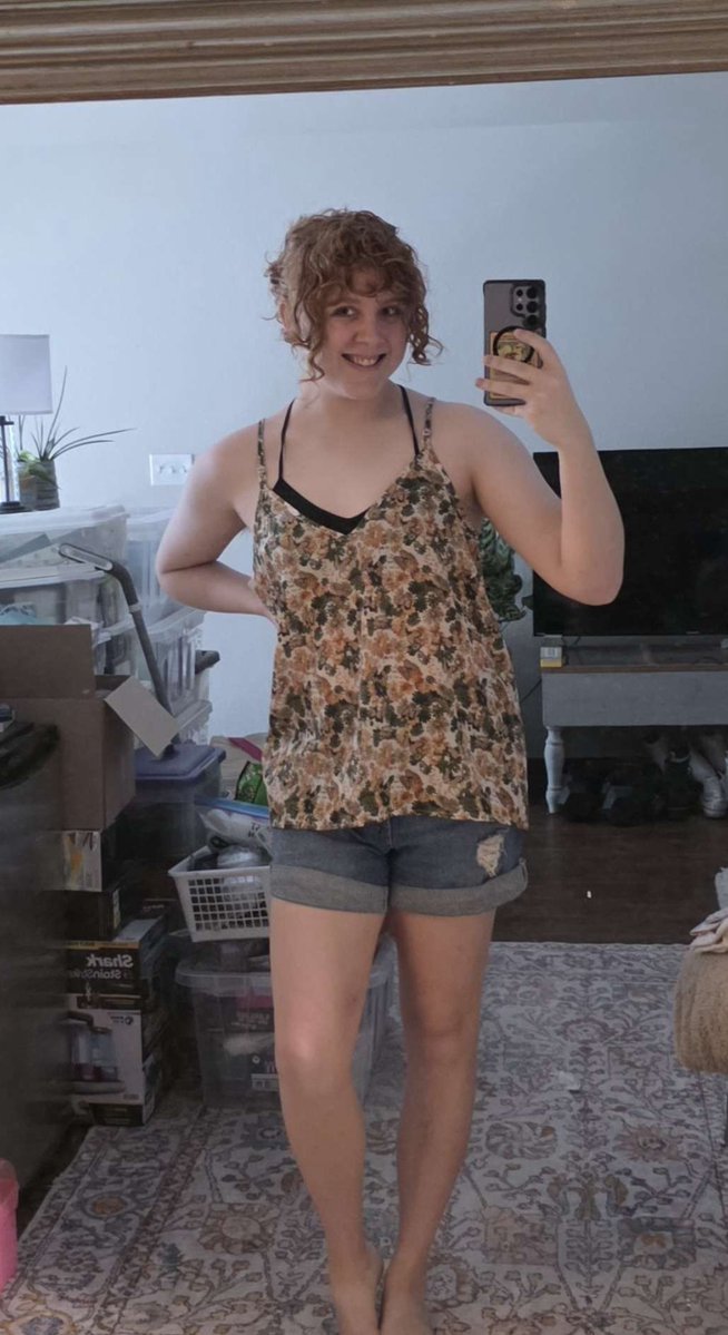 ElaineKeyCS's tweet photo. 25 years old today, and dad somehow still cant tell I'm a woman somehow. (This top is too big for me I know.) Happy pride!! 🏳️‍⚧️ https://t.co/hvtR3BK4jt
