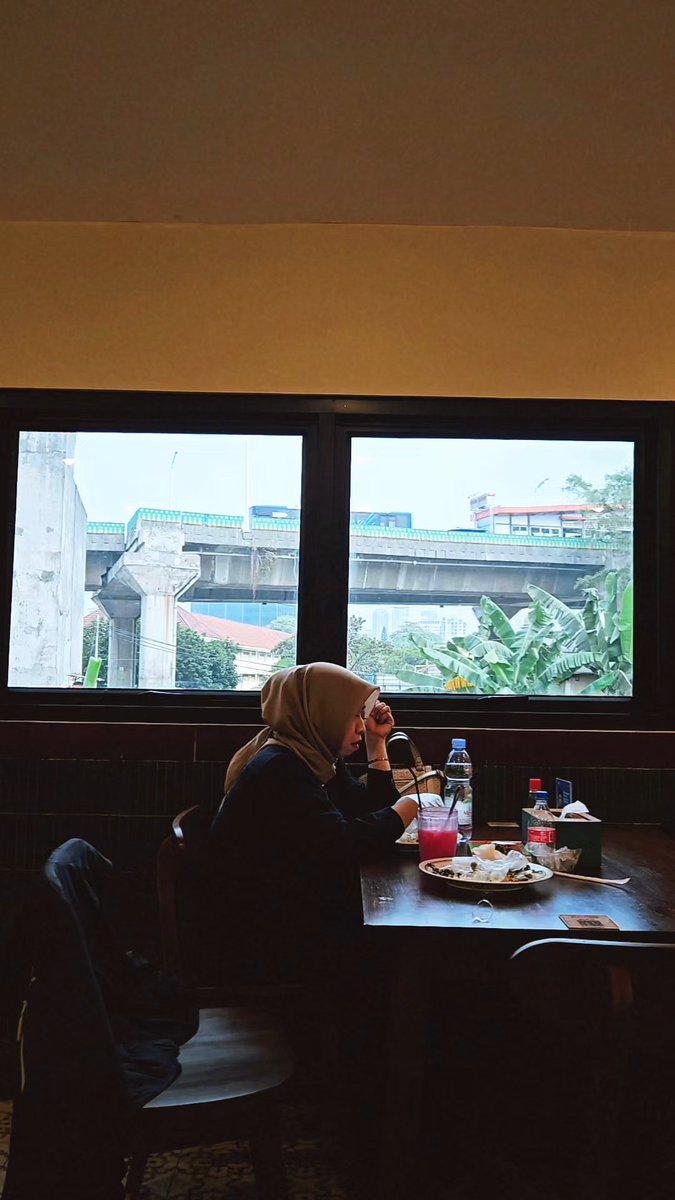 azlfadli's tweet photo. Nelen ayam sambil diliatin Putin, Trump dan Kim Jong Unch si jujur agar seret.... https://t.co/BxUKt4OoTG