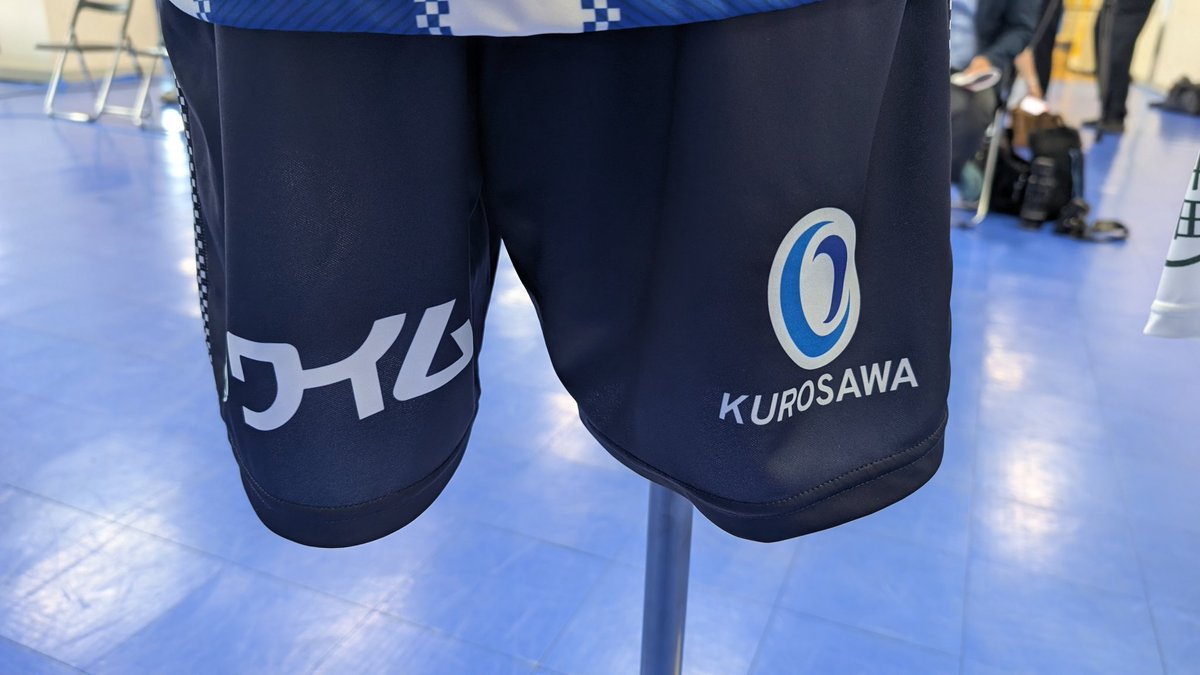 montedio_rush's tweet photo. 26/27シーズンユニフォーム現物です。
2ndは斜めのラインがほんのりと。
パンツ裾後ろに新たに黒澤建設工業さんが入りました。
#montedio https://t.co/pMRHdSH7kn
