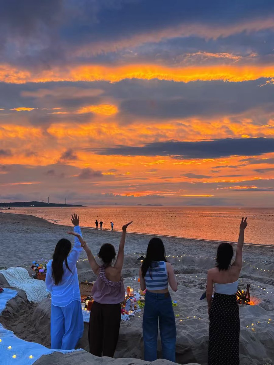 lansehai1's tweet photo. 沙滩挖客厅｜偶遇威海极致浪漫的晚霞🥂
阴了一天在完工后天气突然转好十分幸运～#威海 https://t.co/AR8bJxqJYP