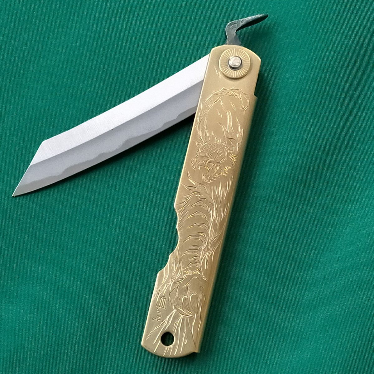 hamonoya's tweet photo. 肥後守 大 【白虎】17,600円(税込)
青紙割込  「カネ駒」と彫金師CHIE(血ゑ)さんとのコラボ作品  一本一本が手彫りナイフ
#肥後守#Japanesecutlery#刃物の政豊
#包丁#鋏#研ぎ直し https://t.co/xGDhIwAHot