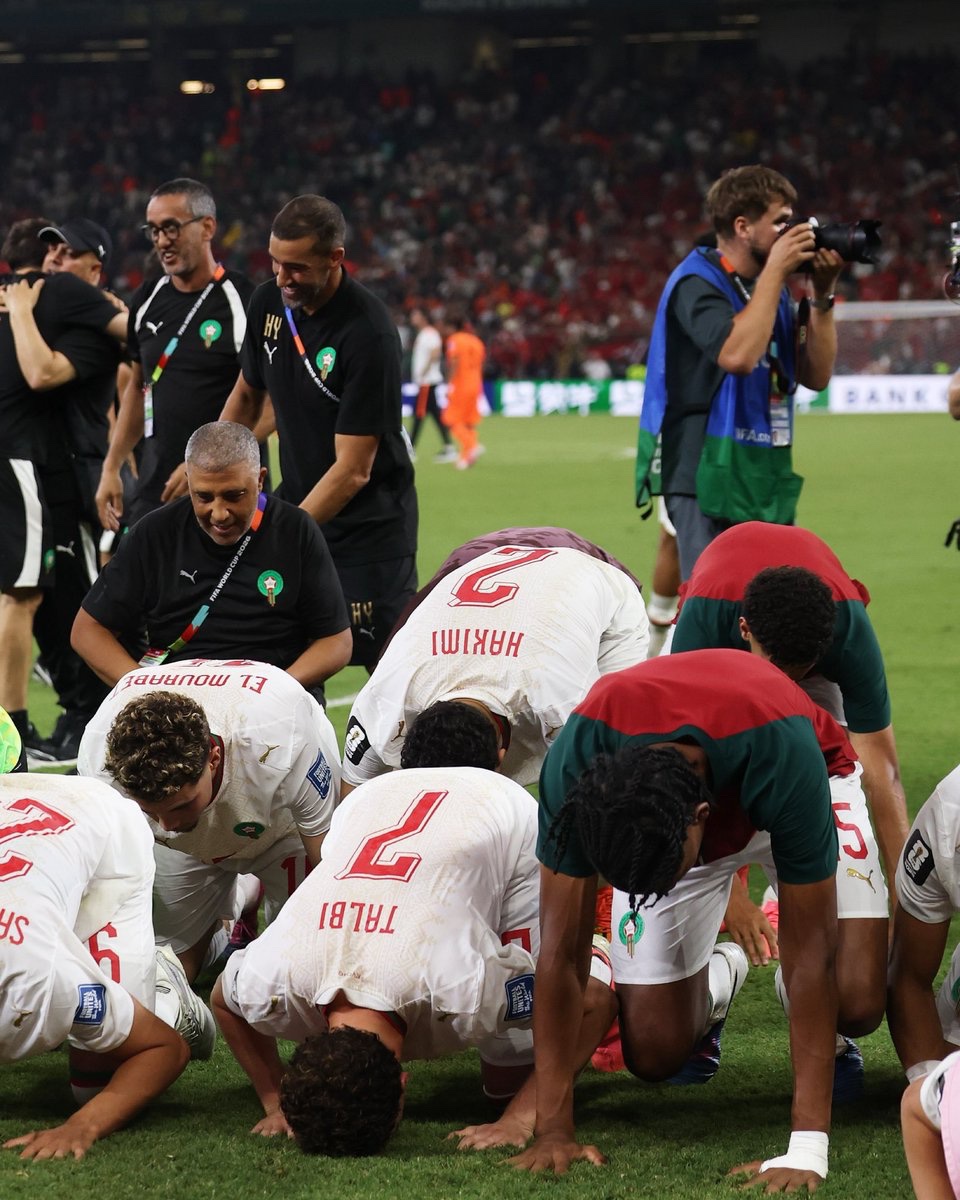 mahfildijital's tweet photo. 🔴 Fas Milli Takımı futbolcuları, Hollanda karşısında aldıkları galibiyet sonrası secdeye gitti. https://t.co/LbDukluoT8