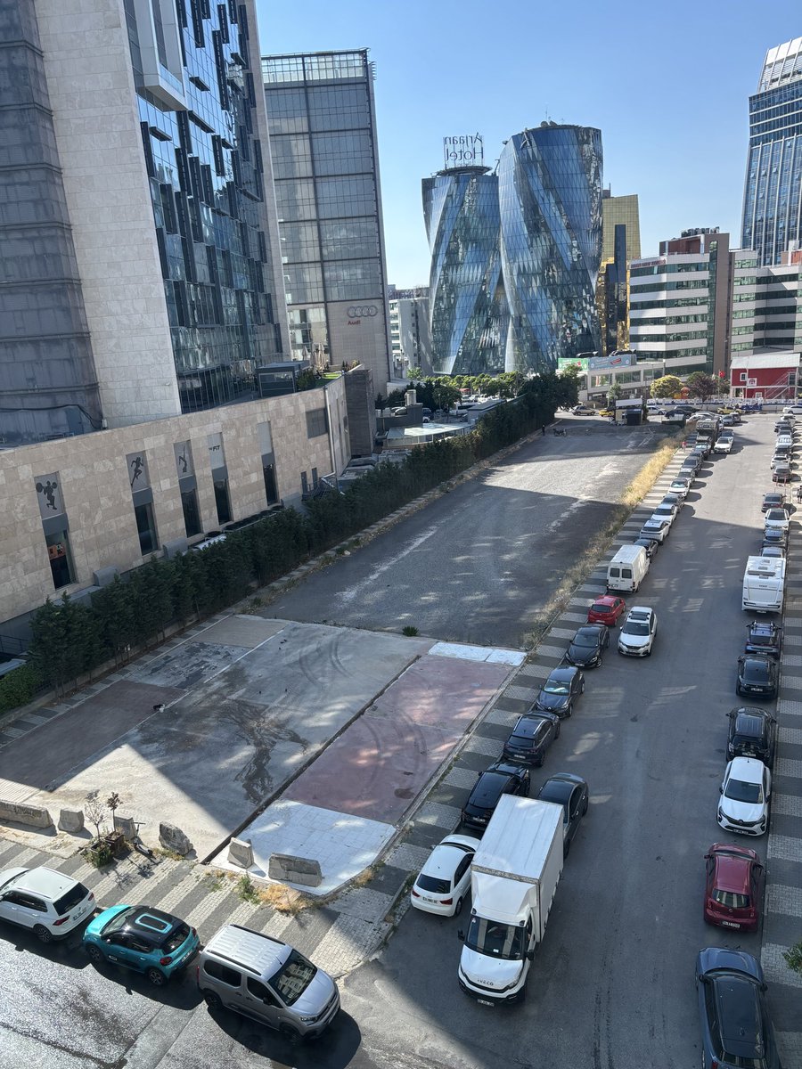 Felixx001's tweet photo. Değerli @MaltepeBelTr   Bu alana en azından inşaat başlayana kadar insanların park etmesine müsade etseniz. Güzel olmaz mı ? Aylardır atıl insanlar park yeri bulamıyorda.  Koyduğunuz taşları alsanız bile yeterli🙏 https://t.co/1vIuBwGZj8