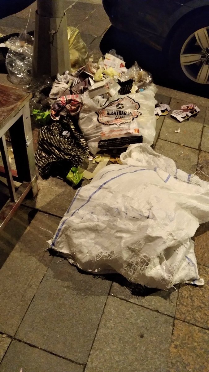 Dry1903Dry's tweet photo. Cevizli Çınar caddesi esnaf konut sahiplerinin bizlere yaşattığı  sahane  manzaralardan önrekler.. yıllardır paylaşıyorum ama hic bir önleminiz yok.. @komsuiletisim  @kartalbld @gokhanyukselist https://t.co/f7ukvSSifu