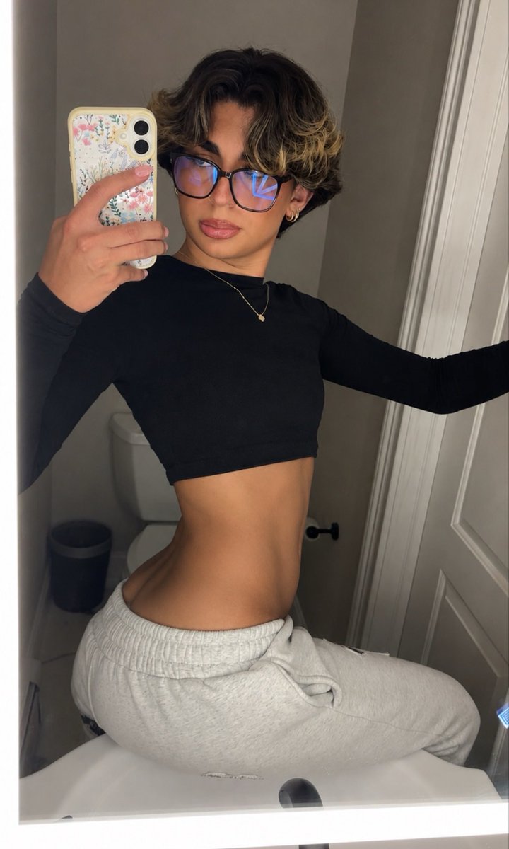 its_xjayx's tweet photo. Ugh I just love a tight top especially In black #mlm #gay #mlm https://t.co/XwJyOxHa5Y