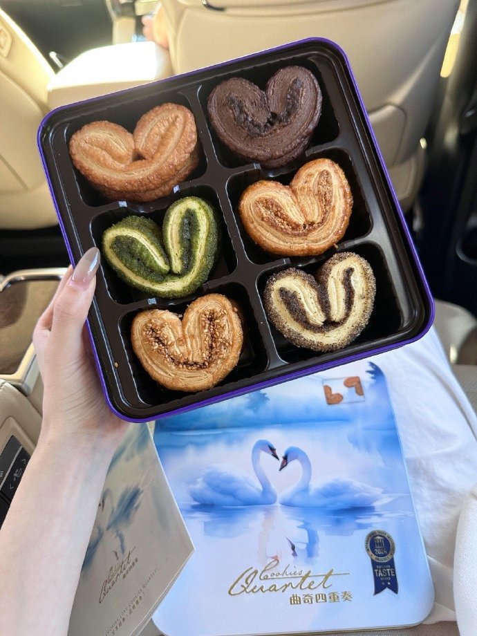 ProDaniel_SK's tweet photo. Hey neighbors! Baked extra chocolate chip cookies today—drop by porch #23 this evening if you want a warm treat! ， https://t.co/vY3MGJ6Y8n