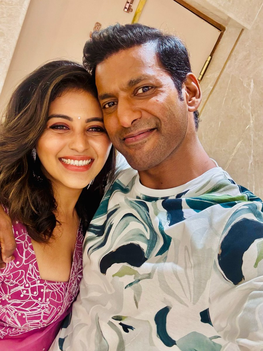 yoursanjali's tweet photo. Time flies. Years pass. But some memories and some special people remain timeless.
More than a decade later, we're still the same pranksters at heart. Here's to a friendship that nothing can ever change.
Loads of love. ❤️

@VishalKOfficial 
#Magudam #Makutam https://t.co/GACXewMftm