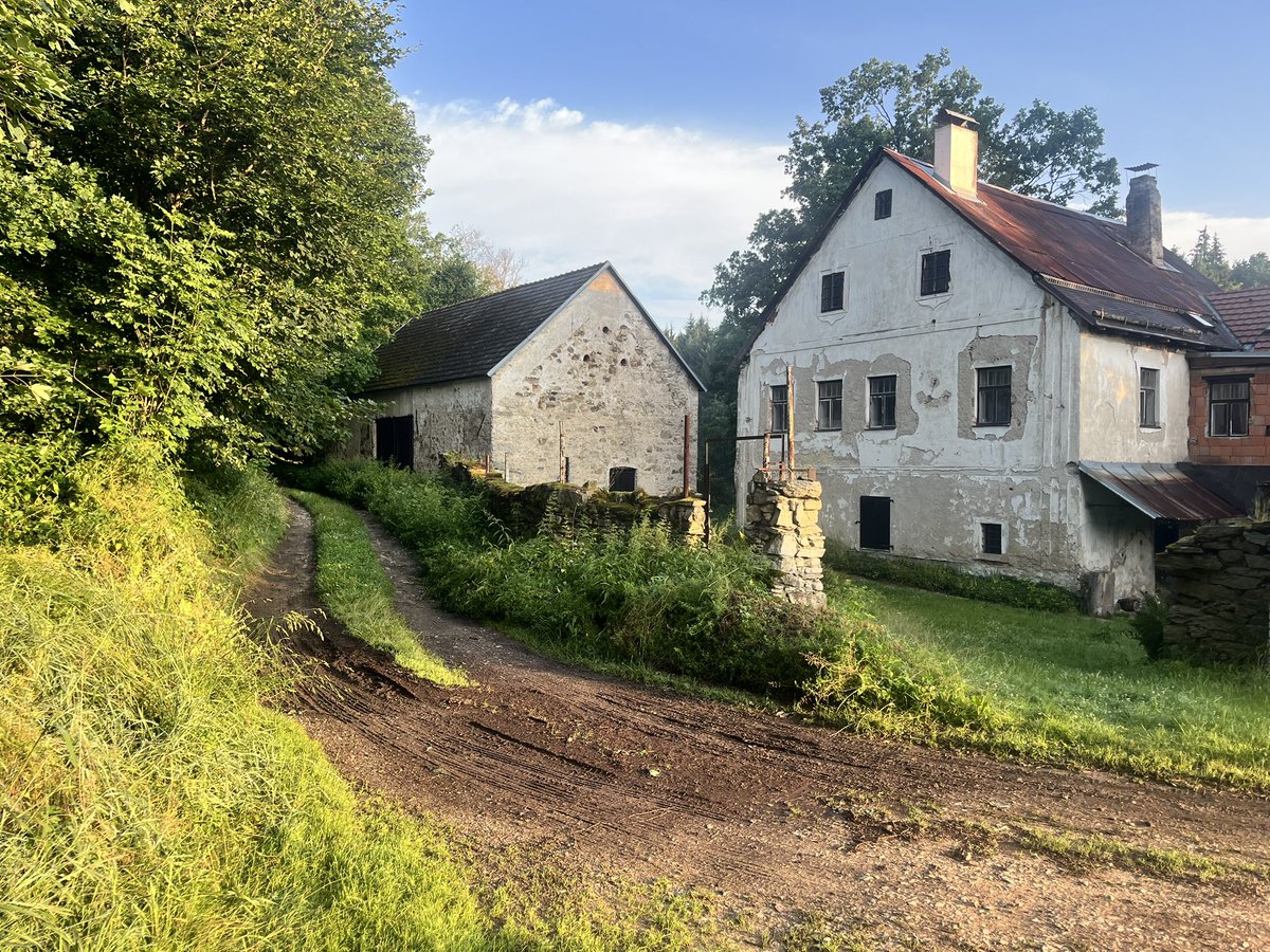 bibrlik's tweet photo. Dneska to byla Tour de Rybníky krajinou zapomenutých stavení a příběhů. V dětství tu běhal i Ludwig Maurer a Josef Talkner. Ludwig padl 19. 10. 1914 u polského Gromniku. Škoda, že o podobné památky často nikdo nepečuje. Přitom právě ony jsou tou nejlepší učebnicí historie. https://t.co/5JOMOXPOTe