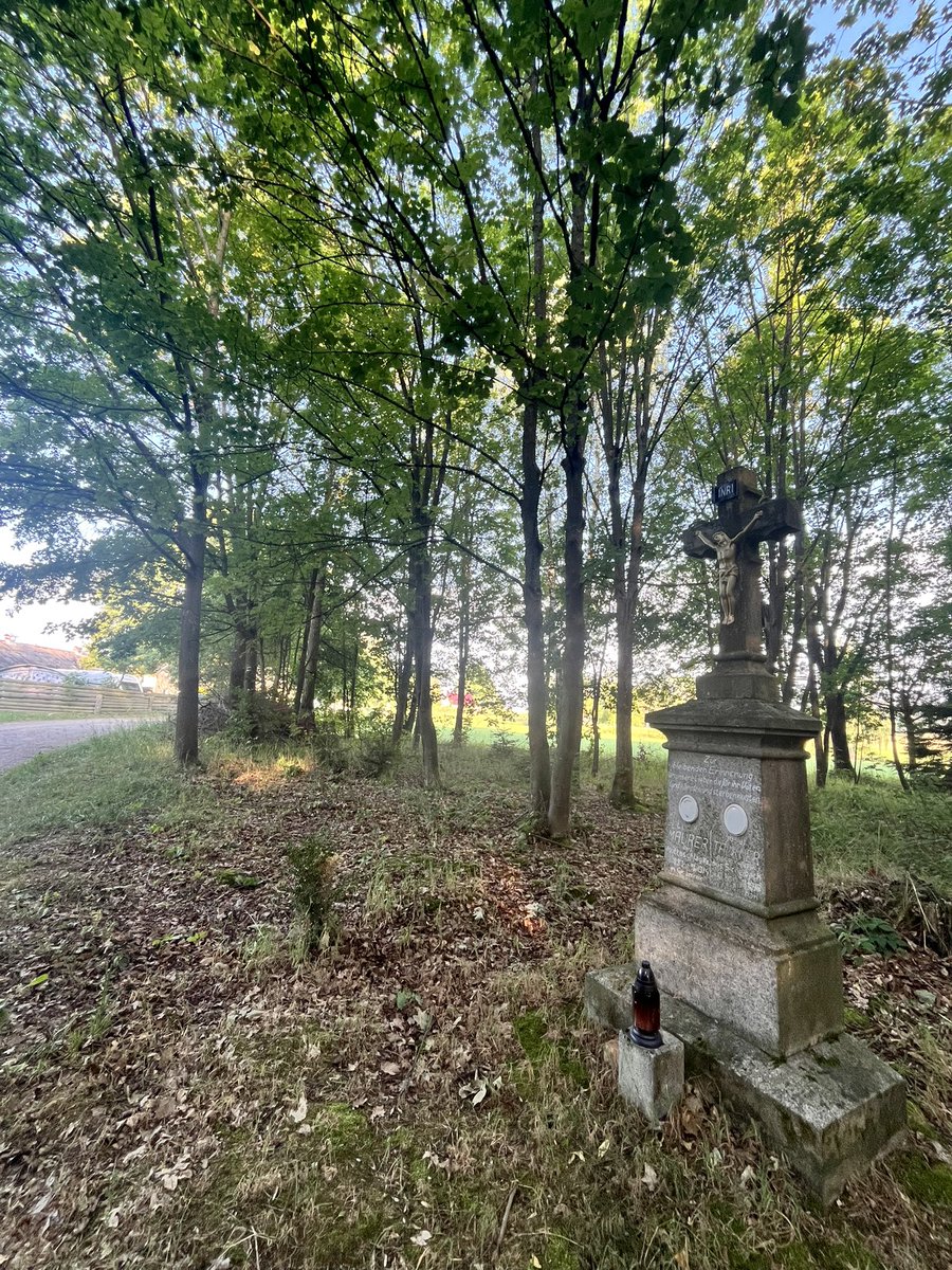 bibrlik's tweet photo. Dneska to byla Tour de Rybníky krajinou zapomenutých stavení a příběhů. V dětství tu běhal i Ludwig Maurer a Josef Talkner. Ludwig padl 19. 10. 1914 u polského Gromniku. Škoda, že o podobné památky často nikdo nepečuje. Přitom právě ony jsou tou nejlepší učebnicí historie. https://t.co/5JOMOXPOTe