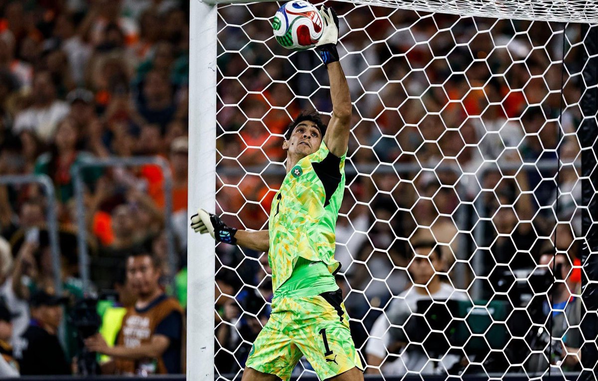 MickyJnr__'s tweet photo. Achraf Hakimi on the penalty shootout:

“We knew we’d qualify because we had Yassine Bounou.”

Confidence, belief, and trust in their goalkeeper.

Morocco stay ice-cold when it matters most. 🧤

#WorldCupwithMicky
#FIFAWorldCup
#AtlasLions https://t.co/ybbMbVeepg