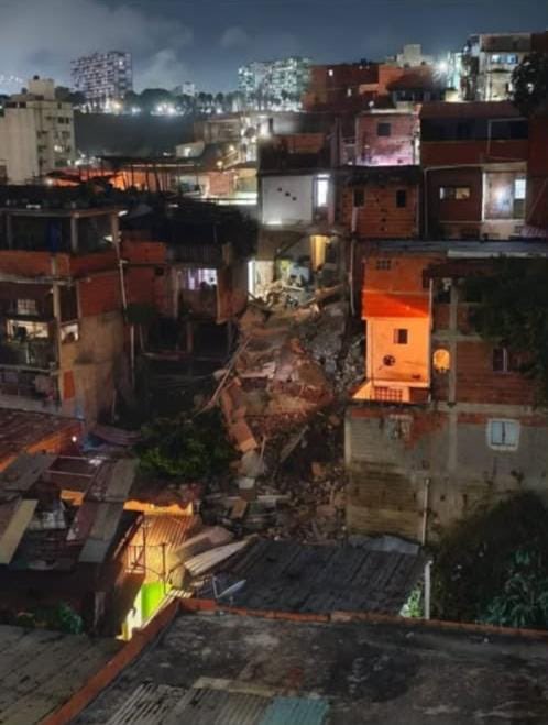 edixon18175's tweet photo. Parroquia la Pastora, sector Las Tinajitas, se cayeron unas casas. #Caracas https://t.co/EiQWIC9TPN