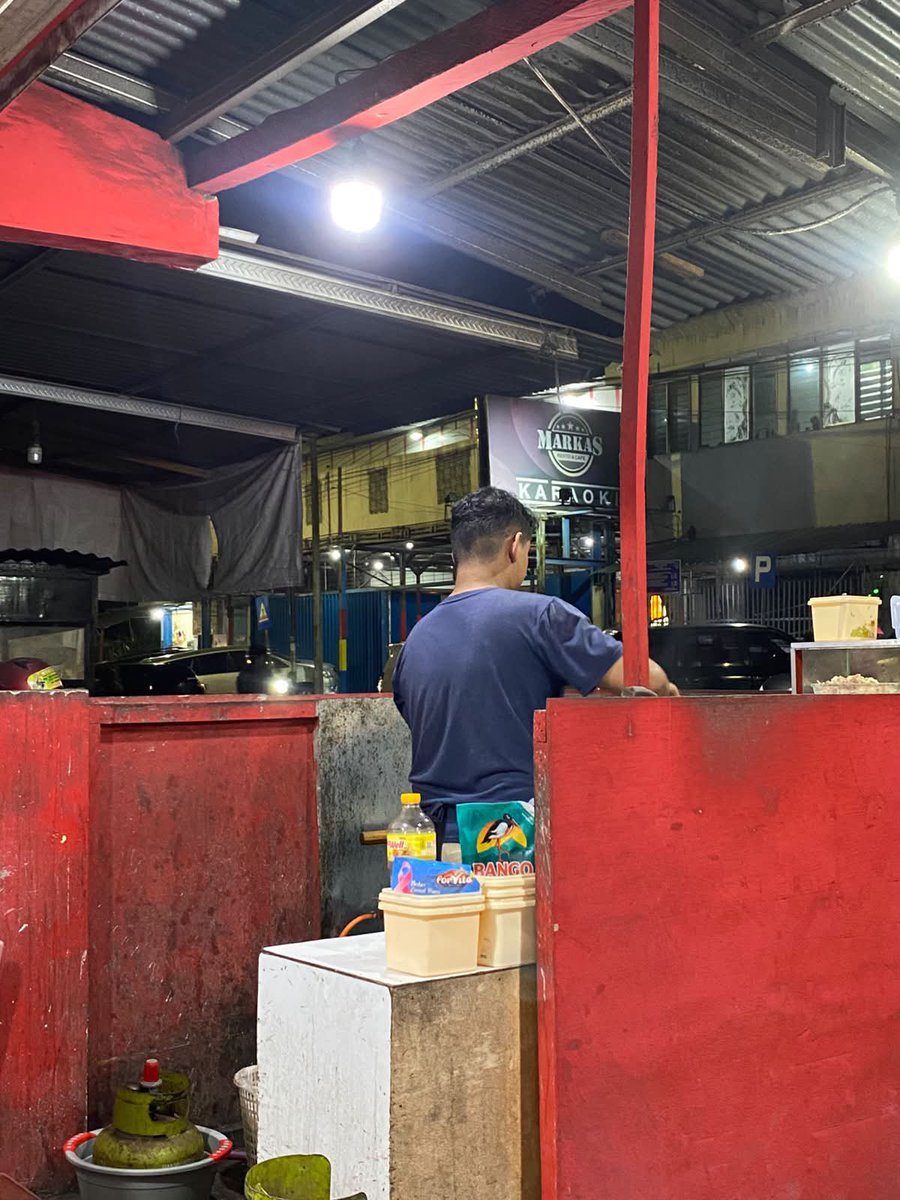 cursskkied's tweet photo. *membeli nasi goreng

"mas, kok jarang beli nasi goreng saya lagi? Kurang enak, apa gimana?"

"enak banget bang, kan dulu sering beli.."

"lah trus kenapa ga pernah beli lagi???"

"waktu itu saya udah ngantri lama, abang juga liat saya ngantri, tapi abang ngeduluin ibu-ibu yang pake mio karbu.. kecewa saya bg" 

"oh itu istri saya, bikinin buat bekel ngaji anak makanya saya duluin"

"HAHAHA SERIUS? MAAF GATAU BANG😭"