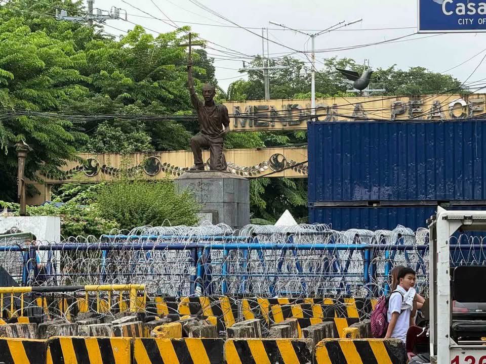 glacyforyou's tweet photo. I just learned that barbed wire fences were first heavily deployed during the First Quarter Storm in 1970 and throughout the Martial Law era under Ferdinand Marcos Sr. Over 50 years later, the son is deploying the exact same deterrent. Panic is real. 🤷‍♀️ #MarcosResign https://t.co/302w9stLdd