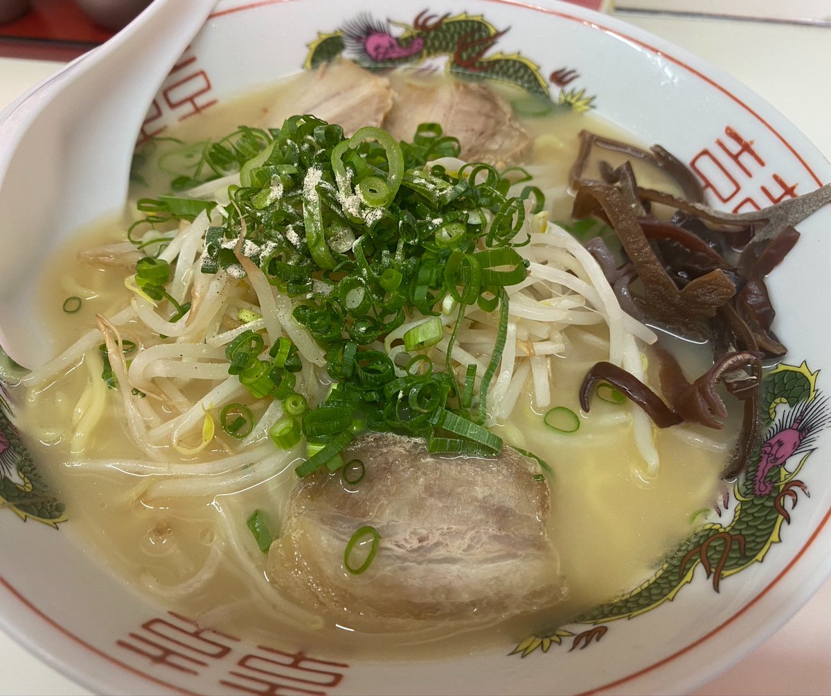 lasmeninas2018's tweet photo. とんこつラーメンなう
関西で食べられる本場の味✨
食後の缶コーヒー50円という昭和な価格感😏 https://t.co/gYPRSoOw4Q