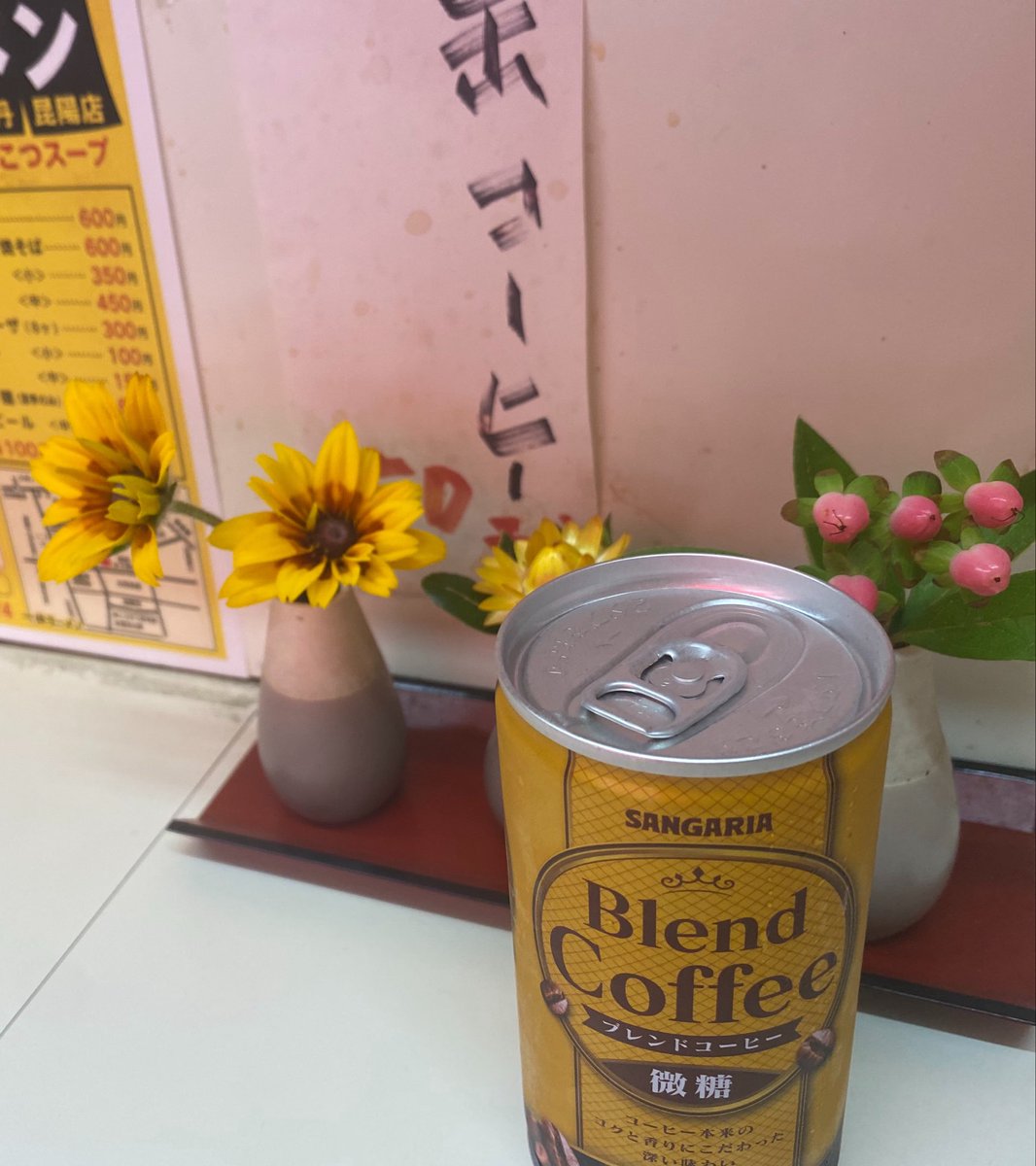 lasmeninas2018's tweet photo. とんこつラーメンなう
関西で食べられる本場の味✨
食後の缶コーヒー50円という昭和な価格感😏 https://t.co/gYPRSoOw4Q