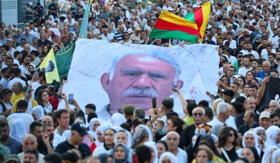ademozkose's tweet photo. Şehirlerimizin meydanlarında on binlerce Türk ve Kürt gencinin katili bir psikopatın, terör örgütü lideri Apo’nun resimleri dalgalanıyor. Bu da yetmezmiş gibi yapılan konuşmalarda, atılan sloganlarda Apo’ya büyük kurtarıcı payeleri veriliyor. Çözüm Süreci adı altında bu görüntülerin normalleşmesine nasıl izin verirsiniz? Bu bir rezalettir.