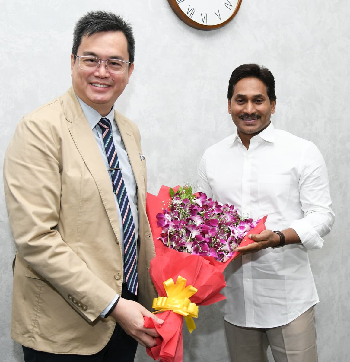 YSRCParty's tweet photo. తాడేపల్లి

వైఎస్సార్‌సీపీ కేంద్ర కార్యాలయంలో మాజీ ముఖ్యమంత్రి, వైఎస్సార్‌సీపీ అధినేత వైయస్‌ జగన్‌ గారిని కలిసిన సింగపూర్‌ కాన్సులేట్‌ జనరల్‌ (చెన్నై) ఎడ్గర్‌ పాంగ్‌తే చియాంగ్‌ గారు. https://t.co/OhVauXDPVr