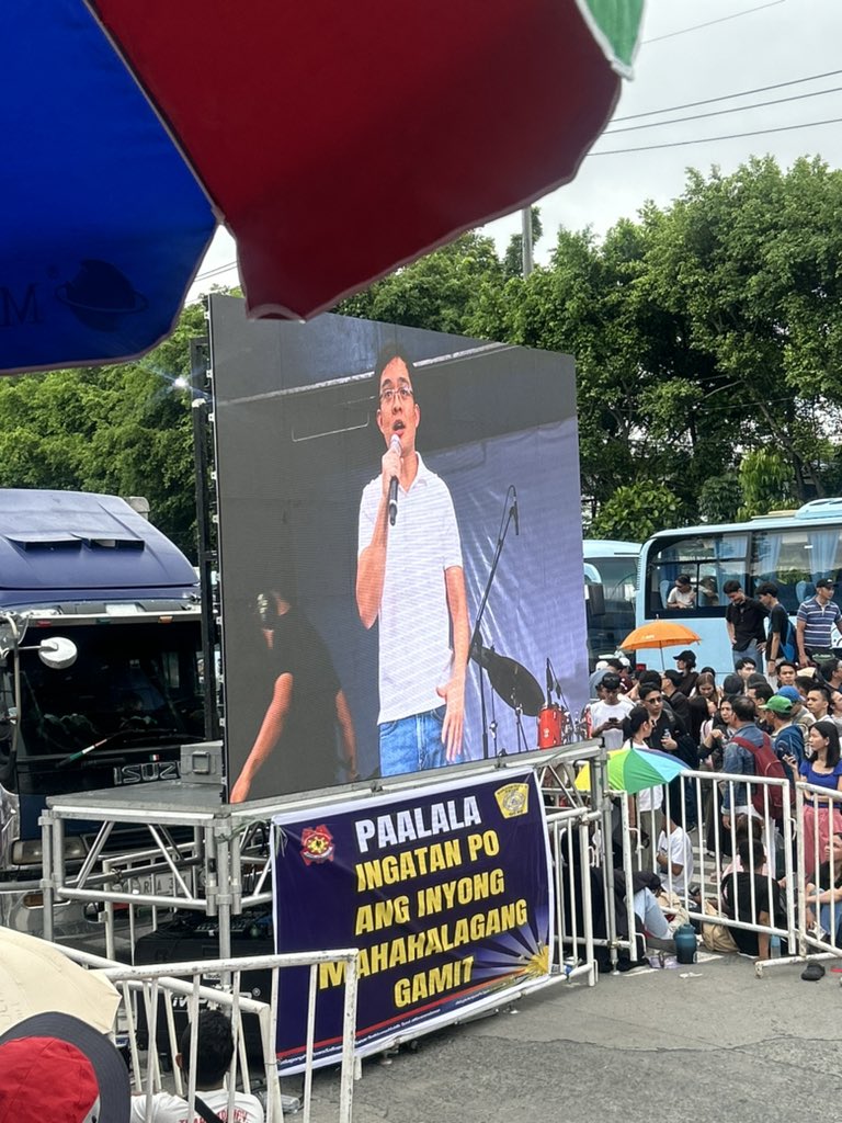inquirerdotnet's tweet photo. LOOK: Batangas Rep. Leandro Leviste also speaks during the rally of the Iglesia ni Cristo at the People Power Monument.

Leviste says he supports Senator Rodante Marcoleta’s call to continue the Senate hearings into flood control anomalies. | @DSampangINQ 

· Follow our live updates here: https://t.co/pwmHyJbehV