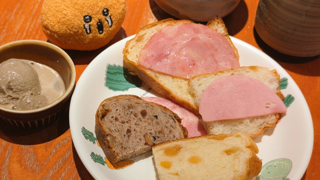 rafaleclair's tweet photo. 今日のランチはタダ飯ぐへへ⋯(正月の福袋で前払いとも言う)🤤🍽️ ハニーアップルブロードっていうパンがうまし⋯🐖🐝 https://t.co/fFqkq89tGQ