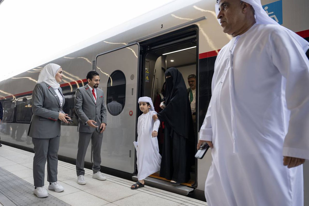 MSDAR_NEWS's tweet photo. وصول أول رحلة ركاب لقطارات الاتحاد من الفجيرة إلى أبوظبي

#مصدر_للأخبار https://t.co/wZhahonFkj