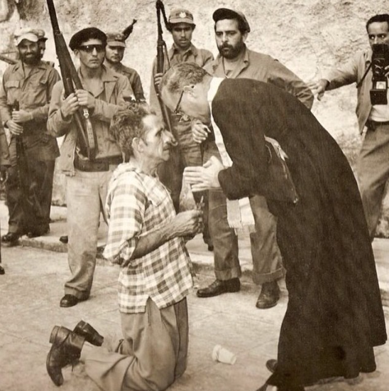 FotosDeFatos's tweet photo. A imagem vencedora do prêmio Pulitzer em 1960 mostra um ex-membro do exército do ditador cubano deposto Fulgencio Batista, pouco antes de ser executado por um pelotão de fuzilamento de Fidel Castro.

O condenado recebe os sacramentos finais. https://t.co/upxqTvsCC6