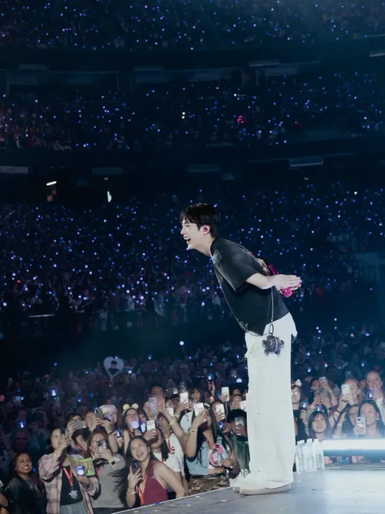 Narniacloud's tweet photo. "An idol who honors their fans crowns their own glory"

You deserve a journey filled with love and support. 

Thank you Jin
WE LOVE YOU JIN
NO JIN NO LOVE https://t.co/S4p1LW4RvK