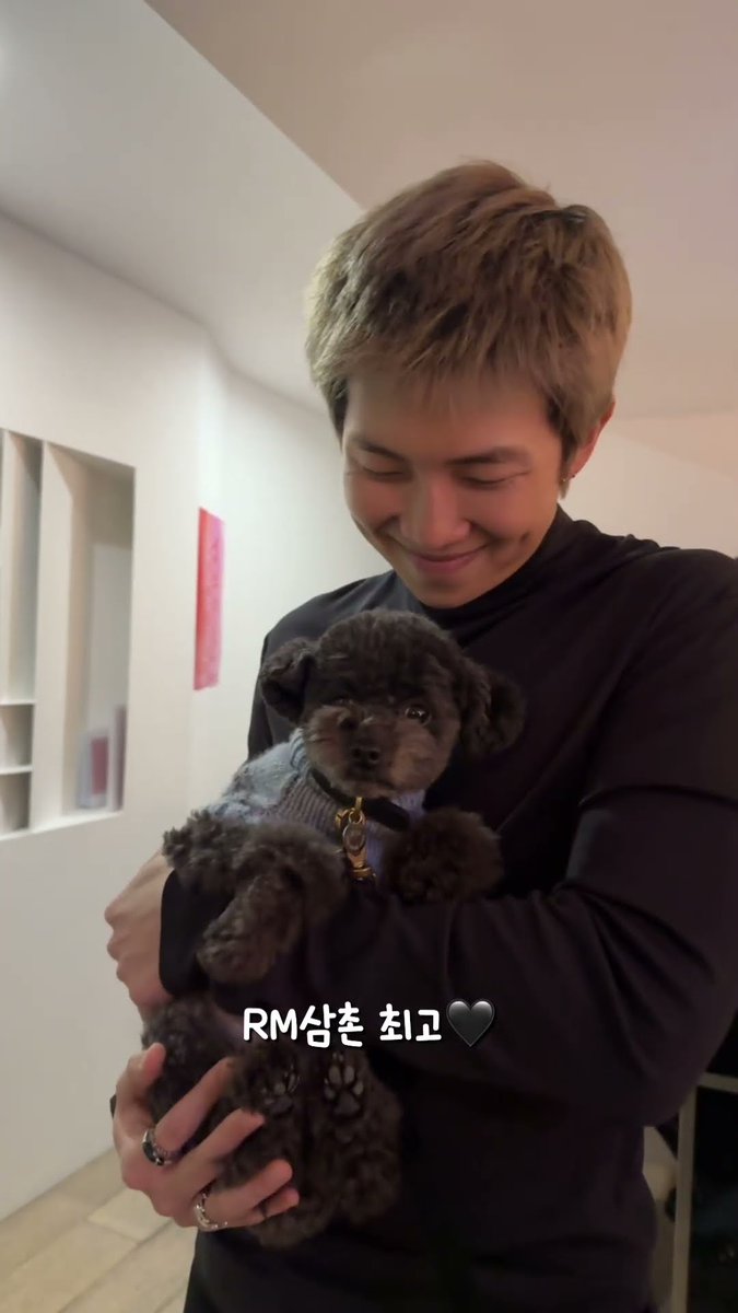 borabtsbora's tweet photo. Youmin 작가님 강아지 오디 유튜브의 #남준

아빠 전시 따라갔다가 #RM 삼촌 만난 날🖤

2025년 12월,
한남동 Working With Friend에서 오디 아빠의 전시회가 열렸는데요, 우연히 RM님을 만났어요🖤

흔쾌히 함께 사진도 찍어주시고, 오디도 예뻐해 주신 젠틀하고 친절한 RM삼촌🖤 https://t.co/XDB4Axqwse