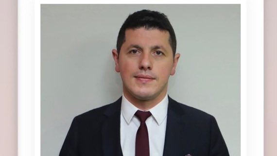 gokceekatuun's tweet photo. 🔴 Yayıncı Abdulkadir Polat’ın oğlu Alper Yusuf Polat, AK Parti Kızılcahamam Meclis Üyesi Fatih Oral'ın kullandığı aracın kendisine çarpması sonucu hayatını kaybetti.

Polat, kazada Oral’ın kusurlu olduğunu ve siyasi nüfuz kullanılarak olayın örtbas edilmeye çalışıldığını iddia etti.