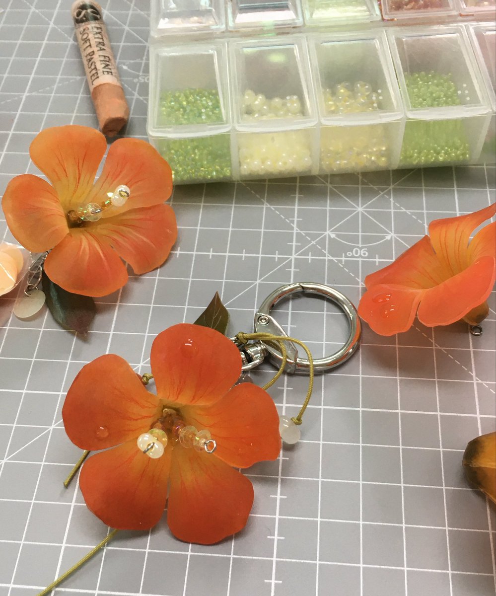 yeonrok_shop's tweet photo. 능소화 키링에 관한 글 ..
능소화는 전부 수작업으로 제작됩니다.
작년에 제품을 선보인 이후 여러 시행착오 끝에 판매를 하게 되었는데요! 
백지 상태의 원물에서 꽃의 모양을 조각해서 모양을 잡고, 색을 입히고 완성이 되기까지 수많은 과정을 거쳐서 제작이 됩니다. https://t.co/TDkE4MXswf