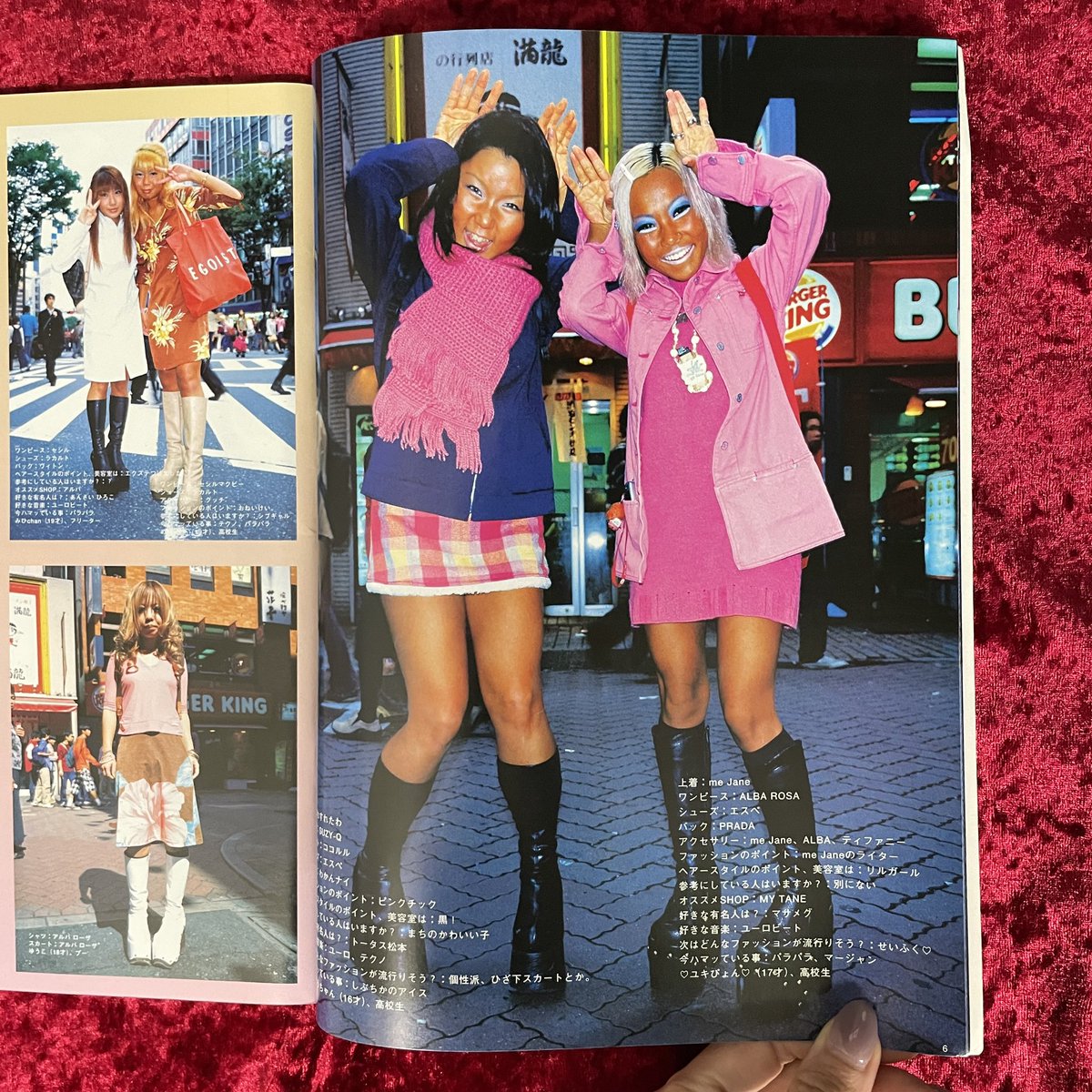 info_doris's tweet photo. ギャル全盛期の2001年発行。ガングロを通り越したゴングロギャルたちのスナップがおもしろいです。金髪、厚底、アルバローザはまるで彼女たちの制服のよう。原色を掛け合わせたり、スポーツミックス、サーフウエスタン、そしてチェック柄・アニマル柄が多く見られます。薄着にマフラーの組み合わせも。メイクは褐色の肌と
目頭から下瞼にかけて白いラインを太く引いたメイクが特徴的。みんなeggのモデルや浜崎あゆみ、安西ひろこ、木村拓哉に憧れていたようです。（スタッフ金野）