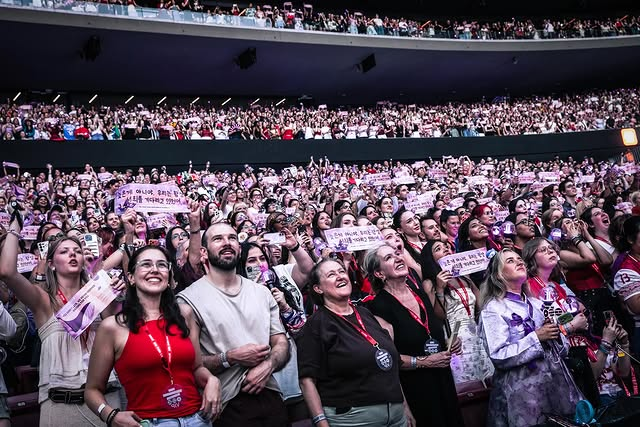 BTSSugaSpain's tweet photo. Nueva foto de SUGA en la cuenta oficial de Instagram de @bts_bighit
 
BTS WORLD TOUR ’ARIRANG‘ IN MADRID

Y los banners de los dos días 😭😭😭 https://t.co/sdIjANK5yh