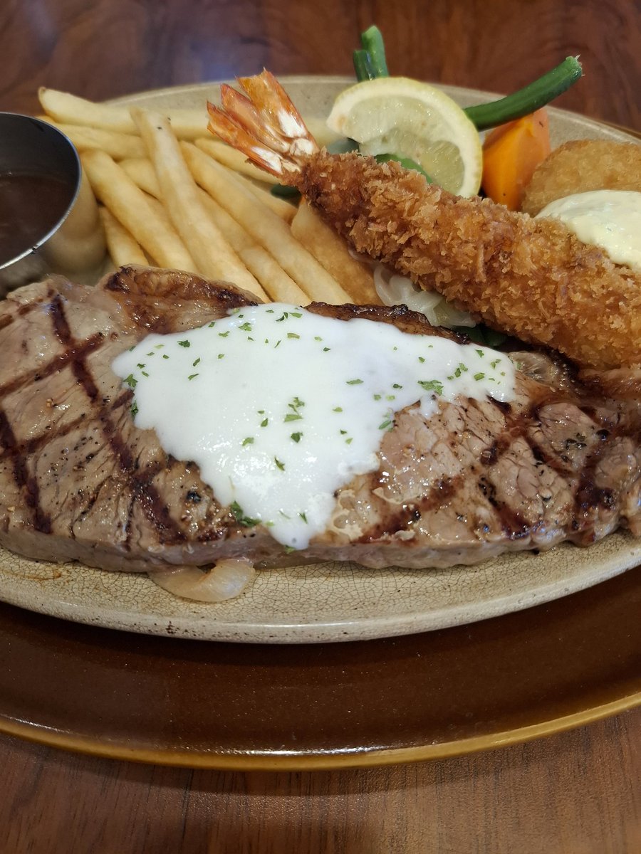 NipporiK's tweet photo. 🍴ロイホの本気を感じた😁
これで月末月初ガンバるっきゃない👊
👩出勤予定👩
３０日(火)レイ・リコ・オトちゃん
１日(水)ノア・ナオ・リコちゃん
２日(木)リコ・ノア・レイちゃん
#日暮里
#スナック貴族
#アルバイト募集中👩 https://t.co/UfgdjgapBh