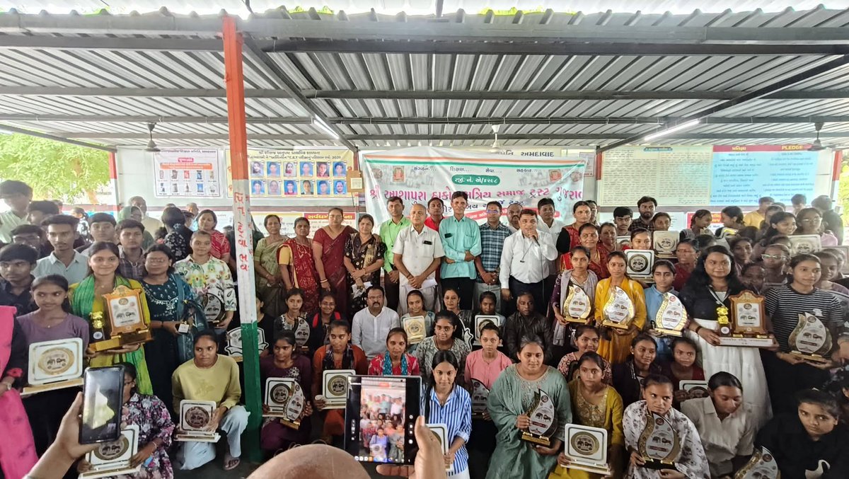 JaysinhINC's tweet photo. 🇮🇳 જય ભારત 🇮🇳 

તારીખ/28//6/2026 રવિવાર  ના રોજ શીલજ અમદાવાદ ખાતે શ્રી આશાપુરા ટ્રસ્ટ ના પ્રમુખ પૂનમજી ડાભી દ્વારા ધોરણ 10 અને 12 ના તેજસ્વી તારલાઓ નું ટ્રોફી આપીને સન્માન કરવામાં આવેલ. https://t.co/1GByKUw5HI