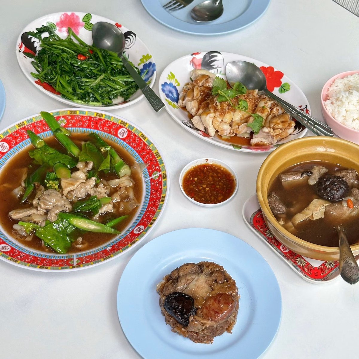DekChubby2020's tweet photo. อีกหนึ่งร้านอาหารเก่าแก่แถว นวลจันทร์ ที่เคยปักหมุดไว้นานมากกจนเกือบลืมไปแล้ว จนมาเห็นคลิปช่องของคุณกาย-ฮารุ อีกที พอมีโอกาสผ่านมาเลยต้องแวะเข้ามาลอง
.
ร้านกาญจน์เบตง ร้านอาหารสไตล์เบตงรสมือจีนๆ ในกรุงเทพ แบบไม่ต้องขับรถลงใต้ แถวนวลจันทร์ร้านดังที่ออกมาแล้วหลายต่อหลายรายการตัวร้านเป็นตึกแถวเรียบง่ายแต่มีแอร์เย็นๆ ในร้านจะมีรูปอาหารและชื่อเมนูที่เราไม่ค่อยคุ้นเคย ทำให้กระตุ้นความอยากรู้อยากลองไปหมด
