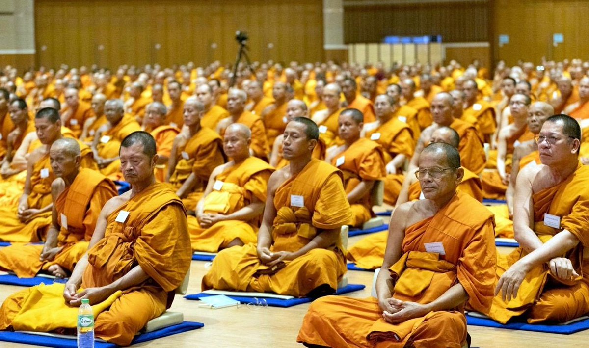 Psanitwong's tweet photo. พระสังฆาธิการ 1,195 รูป รวมพลังปฏิบัติธรรมที่เขาใหญ่ เตรียมขับเคลื่อนกฐิน 30,000 วัดทั่วไทย 
https://t.co/qGaWeYjDS9 #siamrath  
cr: วัดพระธรรมกาย https://t.co/QBvJKIAUZ8